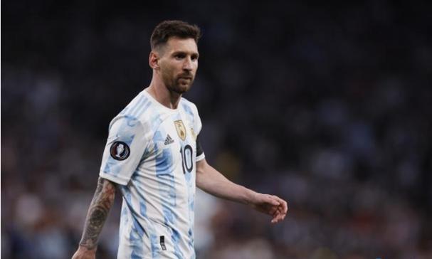 33岁金晨收手吧，近照鼻子又尖又翘，表情僵硬演戏没法看